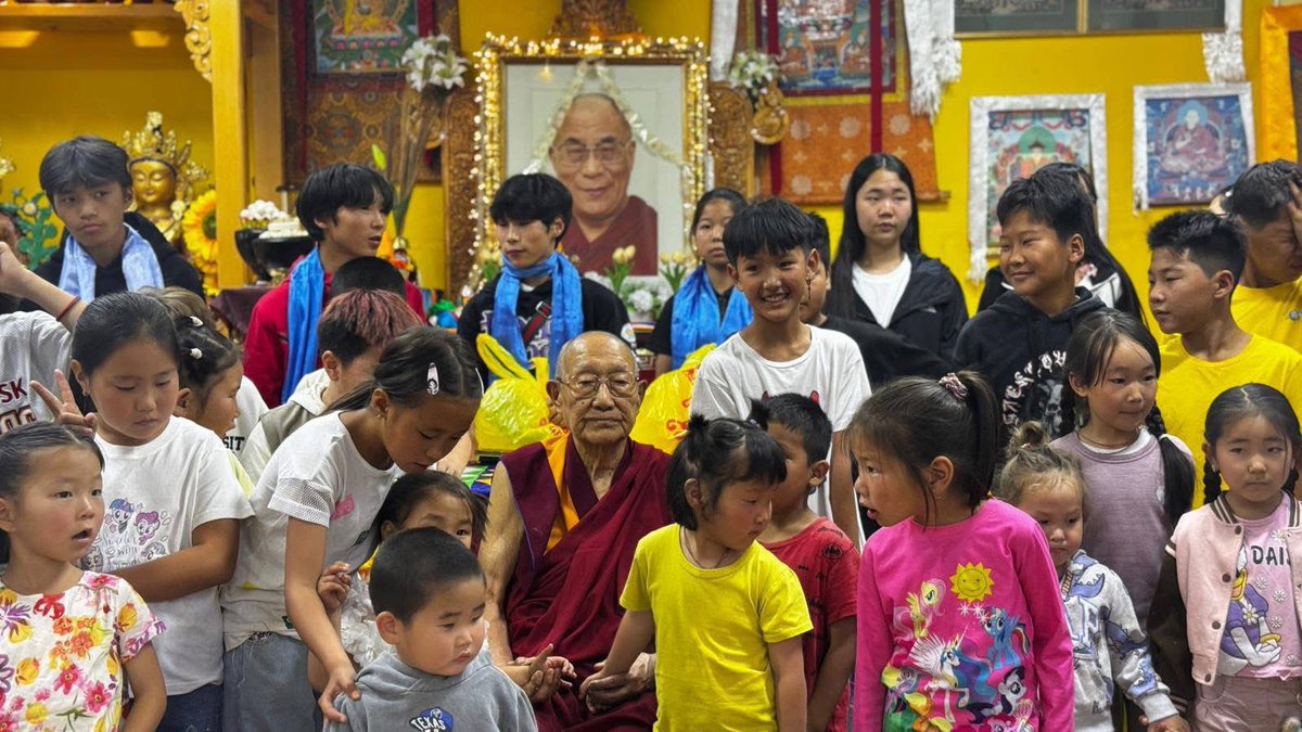 Түмэн олныг гийгүүлэгч  Банчин Ойбүрүл Ринбүчийн тэргүүлдэг Асрал төв ТББ боловсролыг дэмжихэд чухал ач холбогдол өгдөг. 
Төслийн хүүхдүүдэд BGR төслийн санхүүжилтээр хичээлийн хэрэгслэл өглөө
Хүүхдүүдэд цаг алдалгүй шамдан сайн сураарай гэж ринбүчи багш захилаа.
Хүүхдүүдийн