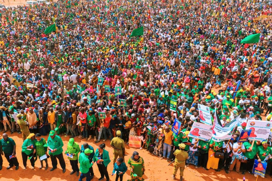 BabaInonga's tweet image. Mamia ya wananchi wamejitokeza katika viwanja vya guluoni Wilaya ya Kibaigwa  jijini Dodoma kumsubiri Mgombea urais kupitia CCM Ndugu Dkt. Samia Suluhu Hassan anayetarajiwa kuwasili hapo na kuzungumza na wananchi katika mkutano wa Kampeni za CCM leo Agosti 30,2025.⁩