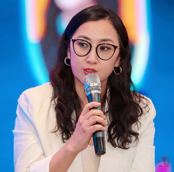 АН-ын даргад нэр дэвшигчдээс асууж байна.
-Таны давуу тал юу вэ? Бусдынх нь муу тал юу вэ?
-Б.Пүрэвдорж
-Би 330 сумаар явсан
О.Цогтгэрэл
-Би Увсаас сонгогдсон
Б.Отгонбат
-Дэлхийд гаръя
Ж.Баярмаа 
- Асуулт тийм ч оновчтой биш байх шиг байна. Бид бүгд л өөр өөрийн гэсэн давуу