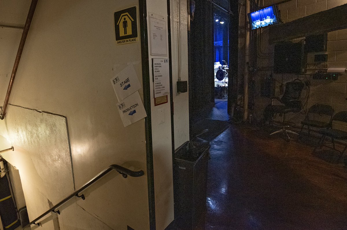 JamesBlevins0O7's tweet image. @tonylevin Road Diaries
@SpinalTap déjà vu
On 𝟭𝟮 𝗦𝗲𝗽𝘁𝗲𝗺𝗯𝗲𝗿 2019 King Crimson descended into the bowels of @WarnerTheatere to traverse a tunnel to the stage.
“𝗛𝗲𝗹𝗹𝗼, 𝗖𝗹𝗲𝘃𝗲𝗹𝗮𝗻𝗱!”
tonylevin.com/road-diaries/k… ©
@DGMHQ @frippofficial
#SpinalTap2
#paraphrase