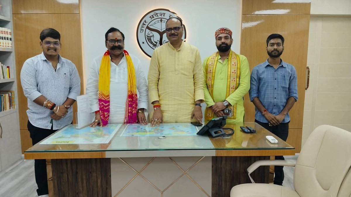 Psvmp11's tweet photo. हिस्ट्रीशीटर आशीष तिवारी को मिल रहा है पनाह उपमुख्यमंत्री @brajeshpathakup के द्वारा!मौर्य वंश के नायकों व समाज को खुले आम गाली दे रहा है और गला काटने की बात कर रहा है सब सत्ता संरक्षण में पल रहे गुंडे हैं!रायबरेली प्रशासन कहीं दबाव के कारण आशीष तिवारी को गिरफ्तार नहीं कर रही है! https://t.co/4b4Sk9rC8e
