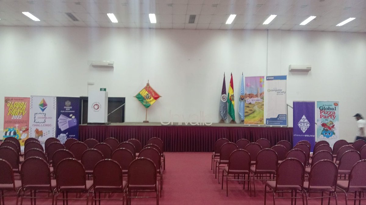 CochaBlock's tweet image. 🎉 ¡Cerramos el Día 1 de #AlephHackathon! 👉 Recepción, charlas y cena ✨ 👉 Equipos formados 💡 👉 Algunos siguieron hackeando toda la noche 🚀 ¡Vamos con todo! 🔥💻