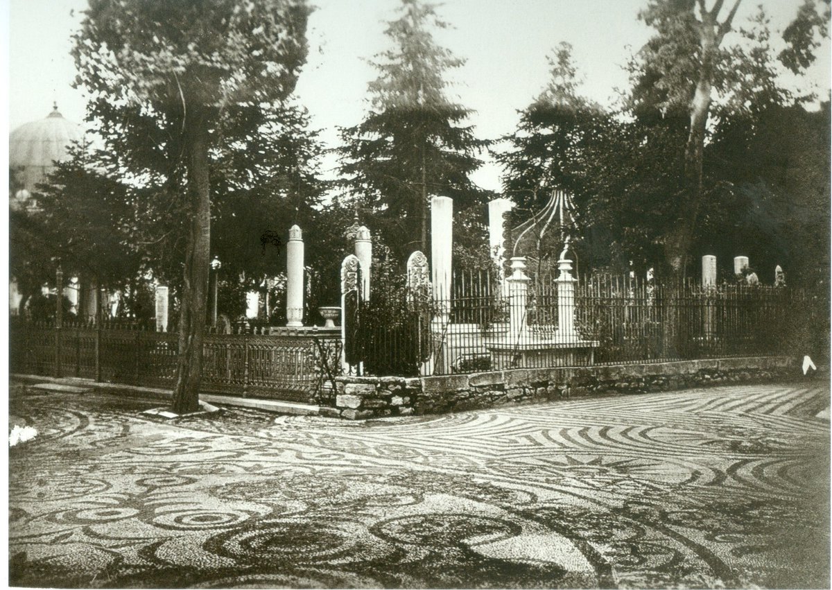kulluk_kahvesi's tweet photo. Fatih Camii haziresinin muhteşem podima döşemesi. 1918

“Şehri imar ederken nesli ihya etmeyi ihmal ederseniz, ihmal ettiğiniz nesil imar ettiğiniz şehri tahrip eder.”

Turgut Cansever https://t.co/Pu7qb4dSl4