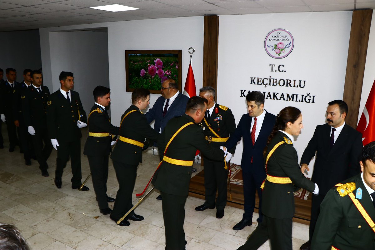 30 Ağustos Zafer Bayramı’nın 103. yıl dönümü ilçemizde çeşitli etkinliklerle kutlandı.

Tören, Kaymakamlık Makamında düzenlenen tebrikat kabulü ile devam etti. Kaymakamımız Kerem TÜRKER makamında kurum amirlerinin tebriklerini kabul etti.