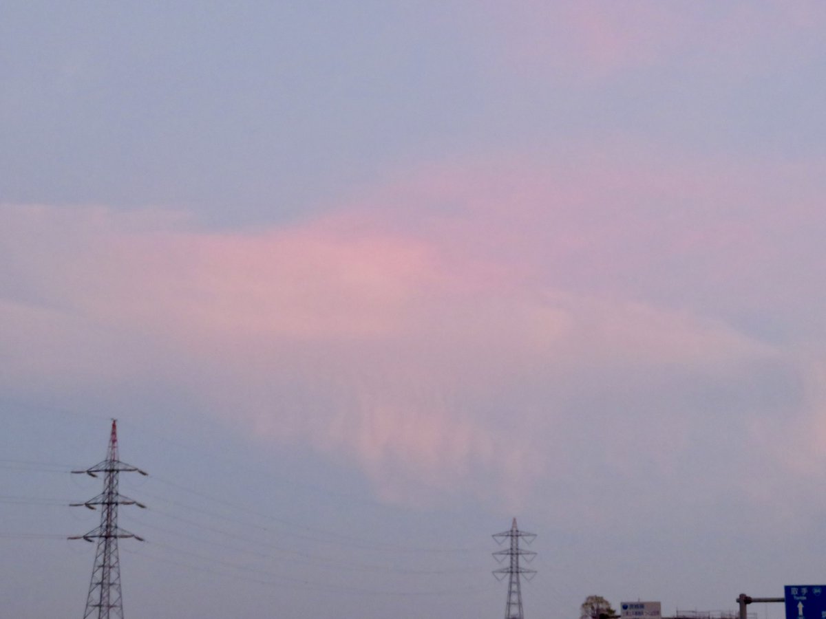 MouSanpo's tweet image. #南の空 #元積乱雲 ①
　建物の向こうに見えた雲…
　衰退している積乱雲
  ……もう少しはやく気づきたかったなと少し残念な気持ち😢