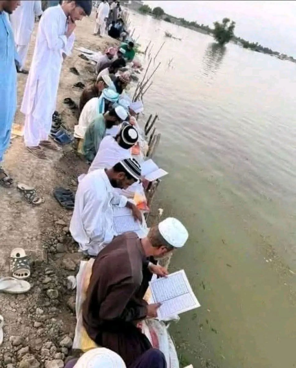 kissan_pakistan's tweet photo. آزادی کے 78 سال بعد ہمارے پاس سیلاب کا راستہ روکنے کے لیے صرف دعائیں ہی ہیں۔ https://t.co/KEOG1qO5ob