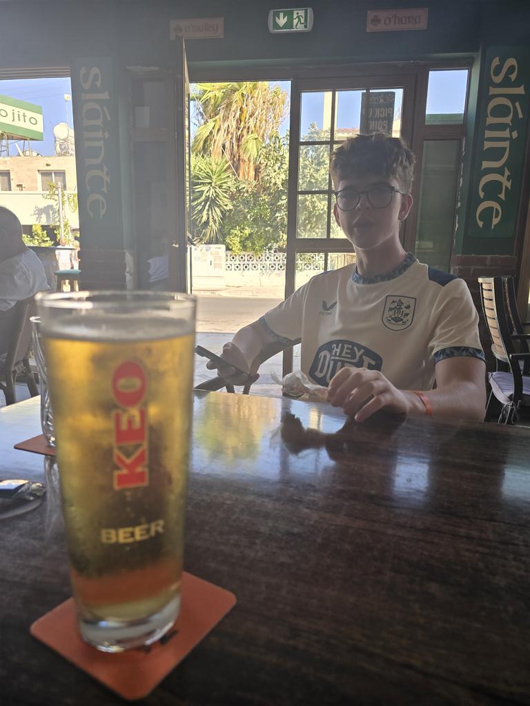 Andy Kaye (@thepitofclay) on Twitter photo Waiting for Them Terriers on the Telly in Tipsy O'Turtles. UTT #htafc Waiting for Them Terriers on the Telly in Tipsy O'Turtles. UTT #htafc