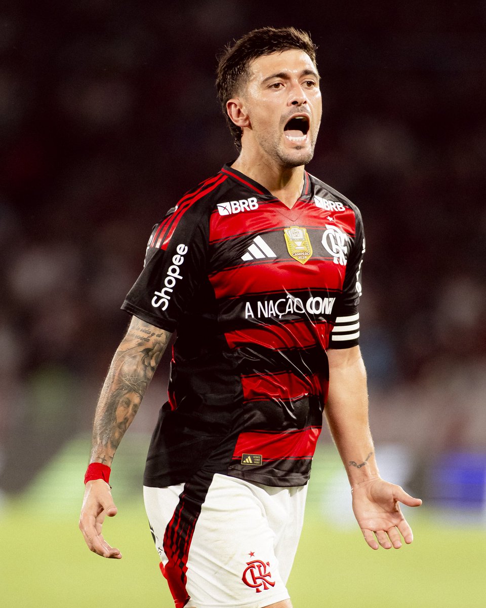 Arrascaeta quer reabrir conversas para renovar com o Flamengo.

Com contrato até o fim do ano que vem, o uruguaio de 31 anos não esconde a vontade de ficar por mais tempo e encerrar a carreira no clube onde é ídolo.

O meia e seu empresário chegaram a abrir negociação no 1º