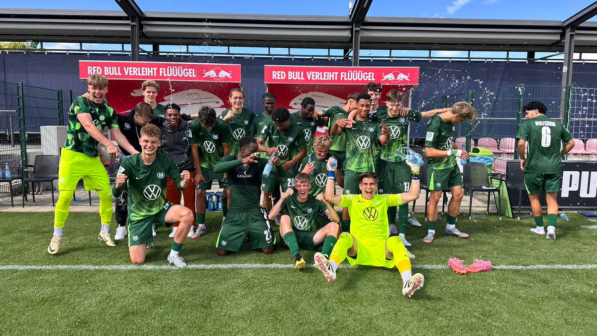 Die U19 siegt in Leipzig mit 2:0 durch Tore von Boog und Soylu. Die U17-Wölfe spielt 1:1 beim 1. FC Magdeburg. Den Treffer erzielt Mießbach.

#VfLWolfsburg