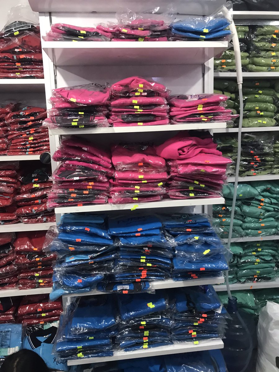 Malum okullar açılıyor, yavaştan kuzuların, formaları, kitapları, araç, gereç vs vs tamamlamaya çalışıyoruz. Yani kredi kartı elimde, sürekli bir yerlere sürtüyorum. Mecbur sürteceğimde, bir ülkede eğitim bu kadar pahalı olmamalı, abicim eşit şartlarda yarışmıyoruz, hiç bir türlü