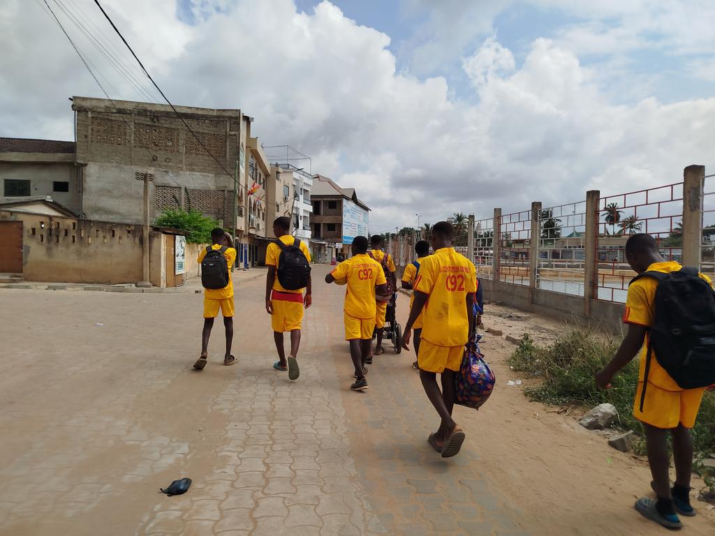 KatakouFovi's tweet image. Cette marche de résistance nous l&apos;avons fait avec les maillots #C92 du #TogoDebout. 

En chemin, j’ai croisé des compatriotes en tenue de sport, courant tranquillement sur les trottoirs.