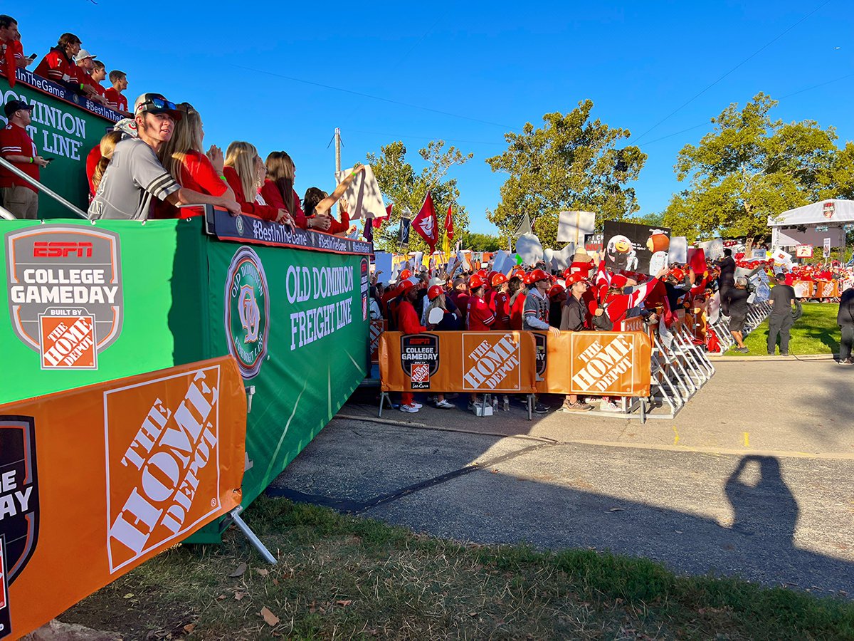 ODFL_Inc's tweet photo. Greetings from ESPN College GameDay Week 1 🏈
#ODFL #CollegeGameDay https://t.co/bUQcOBlOzc