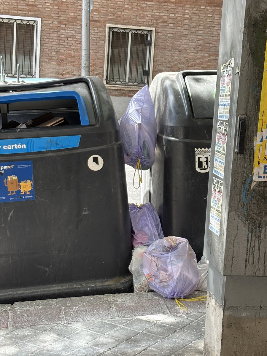 matritense's tweet photo. @Lineamadrid estamos siempre igual. Basura tirada entre los contenedores en Julián Gayarre, esquina Reina Cristina. Además de retirarlas, ¿podéis solicitar investigación del contenido para ver de quién son y denunciarlo? Se repite casi a diario. https://t.co/DlaHGijZbn