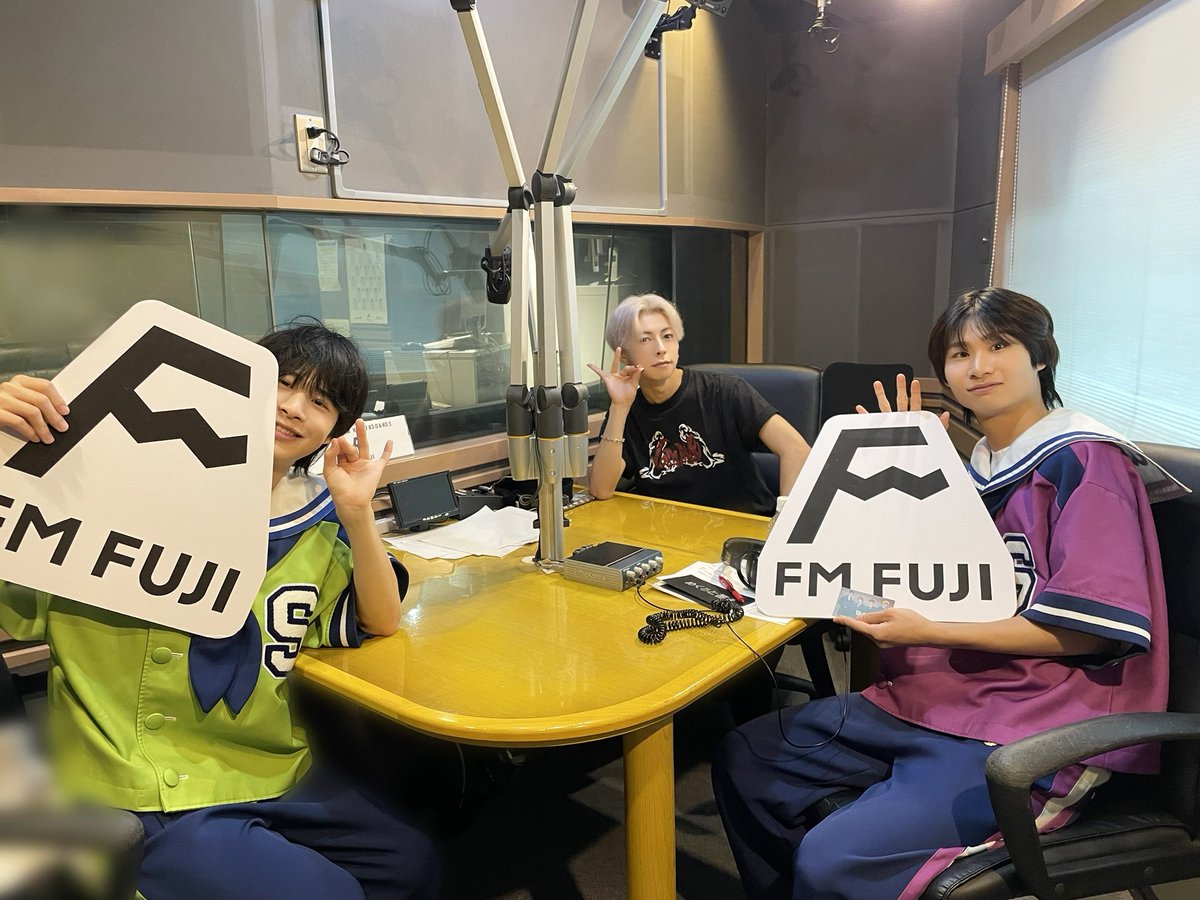 このあと 23:00〜
FM FUJI
「#OWV #佐野文哉 Saturday Summit」
の放送がございます🦕💨

ゲストに #THESUPERFRUIT
( <a href="/supafuru_info/">THE SUPER FRUIT（スパフル）</a> ) 
#堀内結流 さん #鈴木志音 さんを
お迎えいたします💚💜

是非チェックしてください🎧
🔗radiko.jp/r_seasons/1002…

<a href="/jocvfm/">FM FUJI公式 #fmfuji</a>  #サノサミ
#OWV_BLACKCROWN