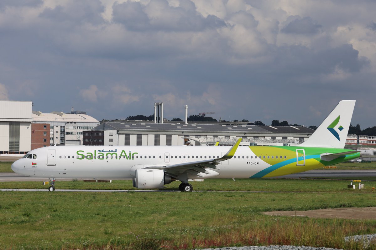 Tobias_Gudat's tweet photo. #A321neo @salam #air A40-OKI delivery flight
with a nice wave from the pilot https://t.co/N3puP9Gvtk