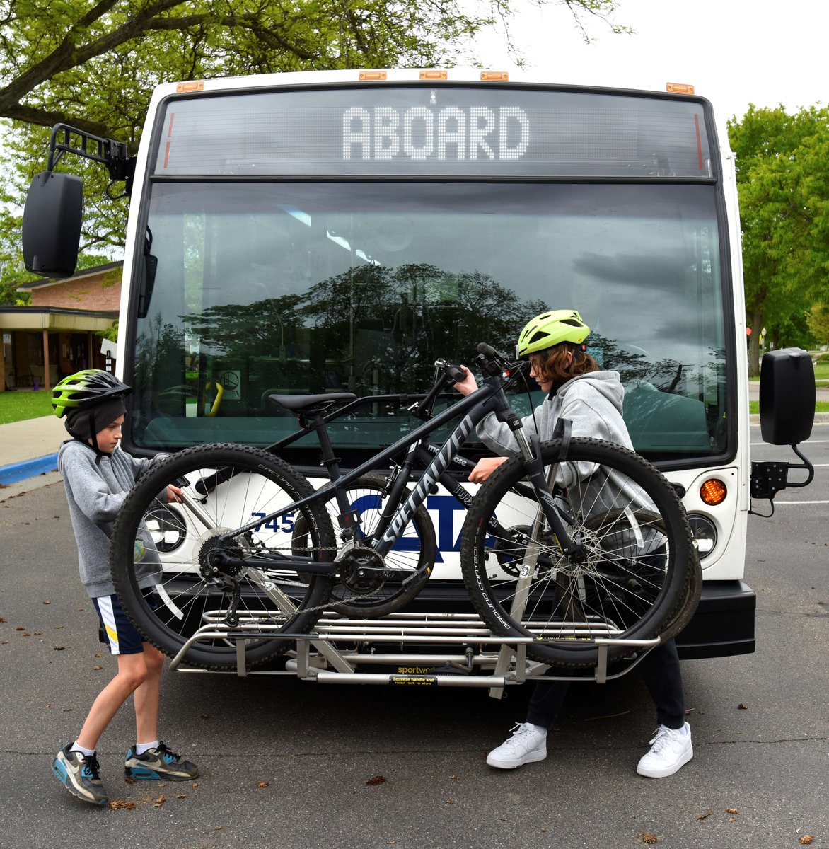 RideCATA's tweet image. 🌿🚍 Try something new this weekend with Transit to Trails! Hop on CATA to connect to the Lansing River Trail.

🛠️ New shelters include bike repair stations, racks, trash bins + wayfinding signs. 🚲✨

👉 MORE: cata.org/TransitToTrails

#rideCATA #TransitToTrails #PublicTransit