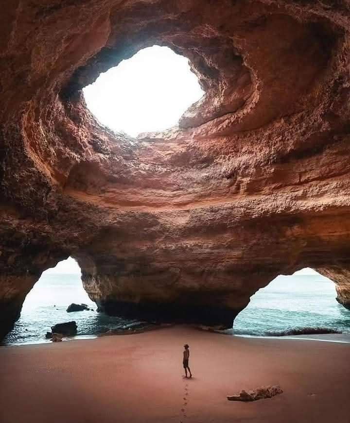 La Cueva de Benagil, en el Algarve, es una maravilla natural de Portugal .

 Tallada por el Atlántico, su “ojo” ilumina la arena dorada y el mar turquesa . 

Solo accesible en kayak, paddle surf o pequeñas embarcaciones, es un lugar lleno de misterio y exclusividad. #Portugal