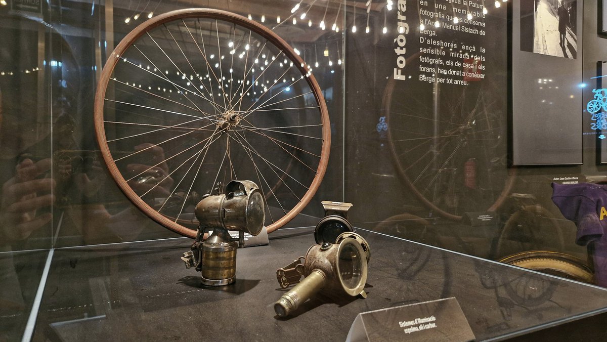 🚲 Una quinzena de bicicletes clàssiques de diferents models i marques datades entre els anys 1875 i 1942 ocupen l’espai expositiu del Museu Comarcal de Berga. Les peces cedides per Ismael Garcia formen part de l’exposició “Ferros amb rodes, arqueologia ciclista”.