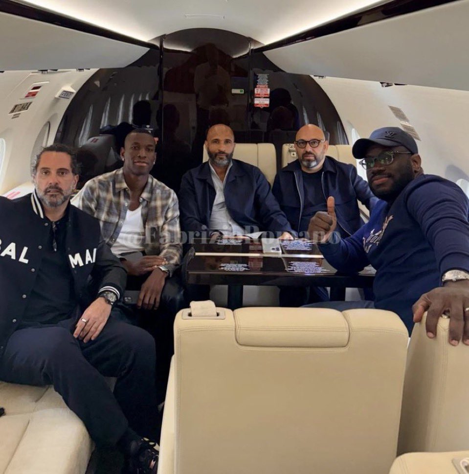 Attacking Football (@attackingfooty) on Twitter photo 🔵🔴 Nicolas Jackson on his way to Munich with his agents to seal his move to Bayern.
(<a href="/FabrizioRomano/">Fabrizio Romano</a>) 🔵🔴 Nicolas Jackson on his way to Munich with his agents to seal his move to Bayern.
(<a href="/FabrizioRomano/">Fabrizio Romano</a>)