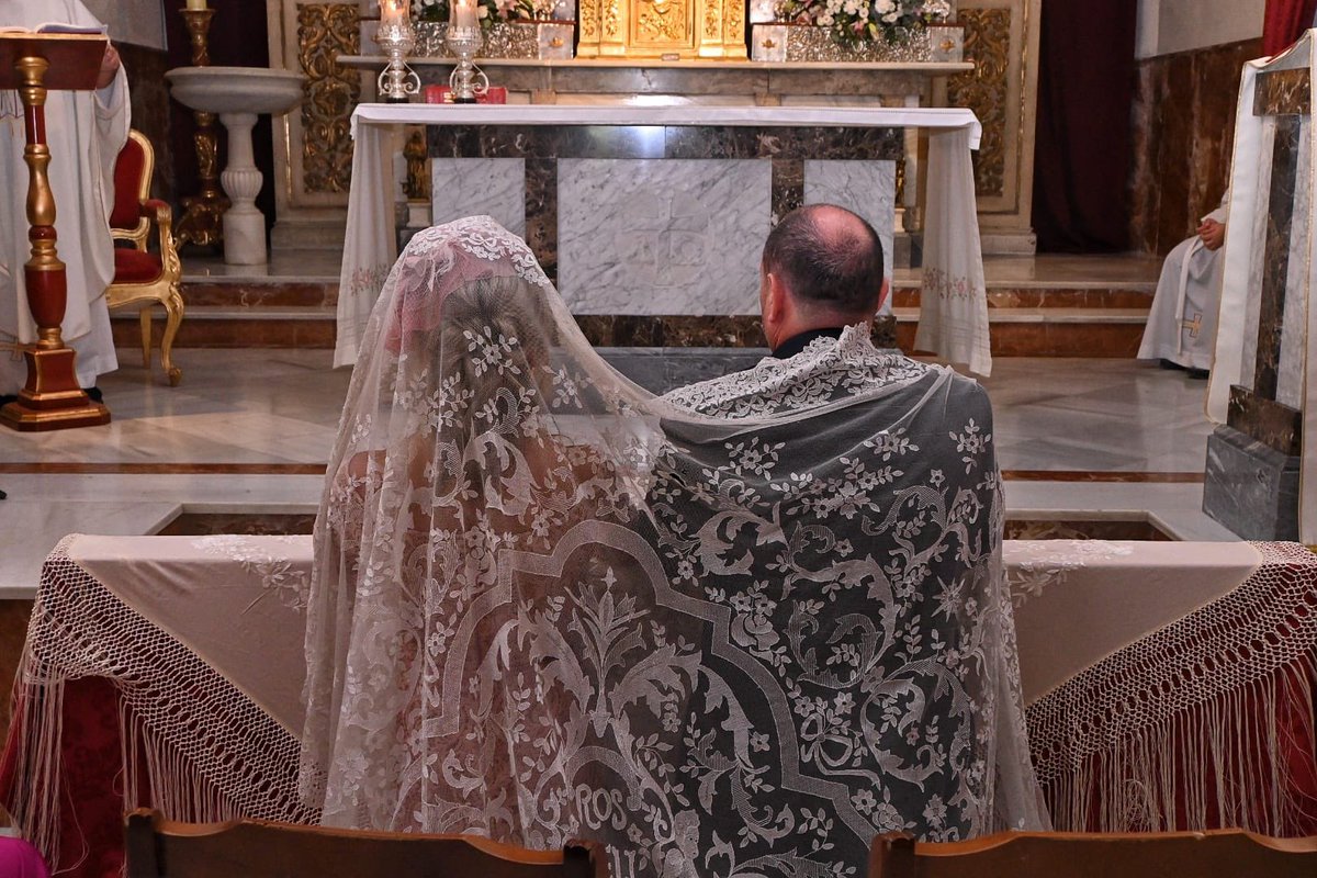 💍 Desde nuestra Hermandad, felicitamos a nuestro H.M Javier Martín y a su esposa, Encarni Sánchez, que celebran sus 25 años de matrimonio, renovando el sacramento del amor.  
Que el Señor de los Pasos siga guiando vuestro camino y la Virgen del Rocío os cobije bajo su manto.