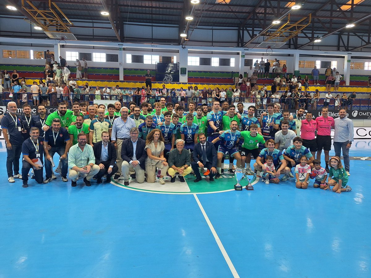 Algunas de las fotos más destacadas de la entrega de premios de la 🏆 Copa Andalucía. El capitán del <a href="/AngelXimenezBM/">BM Cajasol Ángel Ximénez Puente Genil</a> <a href="/Cacuen10/">José Cuenca Cano</a> recogió el trofeo de campeones de manos del alcalde, Sergio Velasco. El portero caboverdiano, Elcio Carvalho, nombrado MVP de la final.