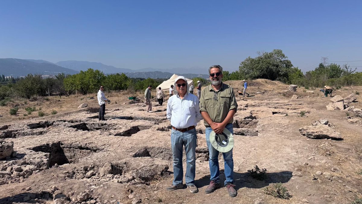 ColossaeP's tweet image. Değerli hocamız, Laodikeia Kazısı Başkanı Prof. Dr. Celal Şimşek, kazı alanımızı ziyaret ederek bizlere büyük moral ve destek verdi.
Bilimsel yolculuğumuzda dayanışma ve tecrübe paylaşımının önemini bir kez daha hissettik.
Kıymetli desteği için kendisine yürekten teşekkür ederiz.