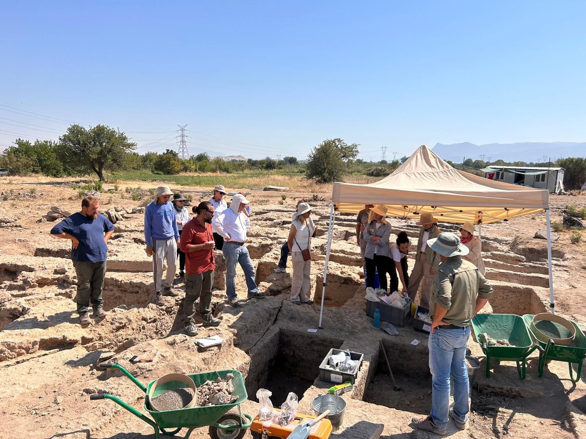 ColossaeP's tweet image. Değerli hocamız, Laodikeia Kazısı Başkanı Prof. Dr. Celal Şimşek, kazı alanımızı ziyaret ederek bizlere büyük moral ve destek verdi.
Bilimsel yolculuğumuzda dayanışma ve tecrübe paylaşımının önemini bir kez daha hissettik.
Kıymetli desteği için kendisine yürekten teşekkür ederiz.