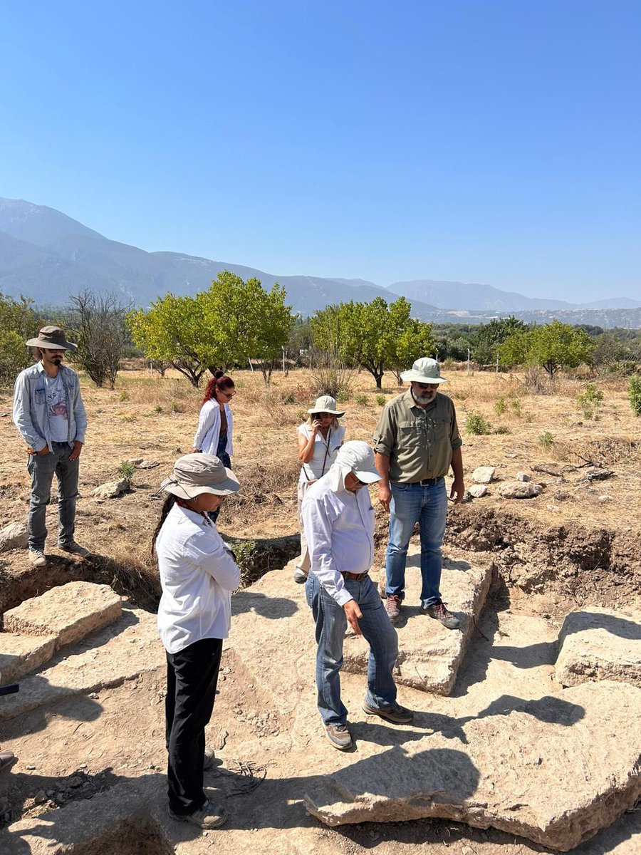 ColossaeP's tweet image. Değerli hocamız, Laodikeia Kazısı Başkanı Prof. Dr. Celal Şimşek, kazı alanımızı ziyaret ederek bizlere büyük moral ve destek verdi.
Bilimsel yolculuğumuzda dayanışma ve tecrübe paylaşımının önemini bir kez daha hissettik.
Kıymetli desteği için kendisine yürekten teşekkür ederiz.