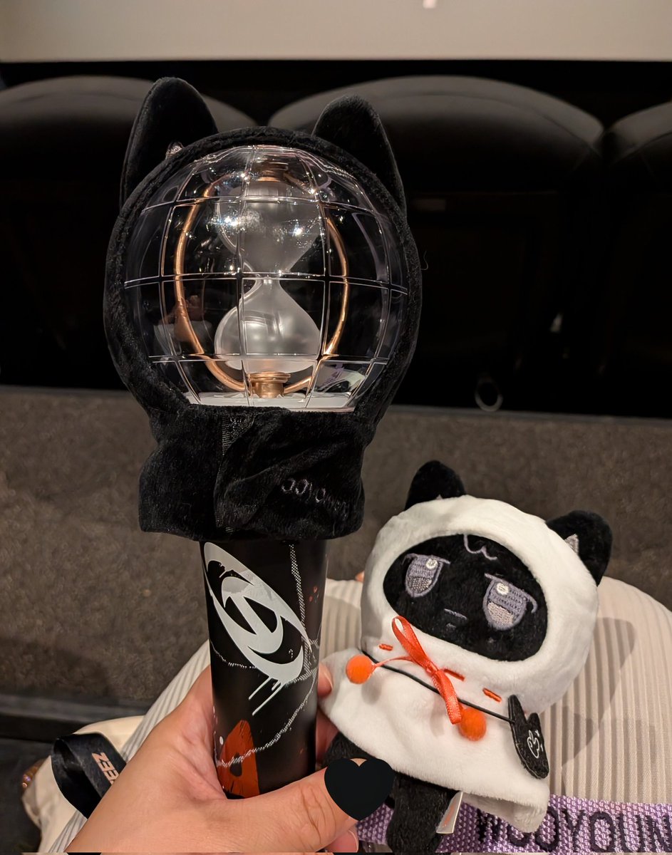 映画館でATEEZが見れるとは😭
8人が大好きだと再確認♡終始、頭とペンラふりふり〜😚🎶
急遽同行者が体調不良で行けなくなりDと行ってきた😂寝るかと思いきや最後まで見たらしい✨サンくんが良かったみたい😁そして同県にもティニさんがいることに感動しちゃった🥹
#ATEEZ映画みた