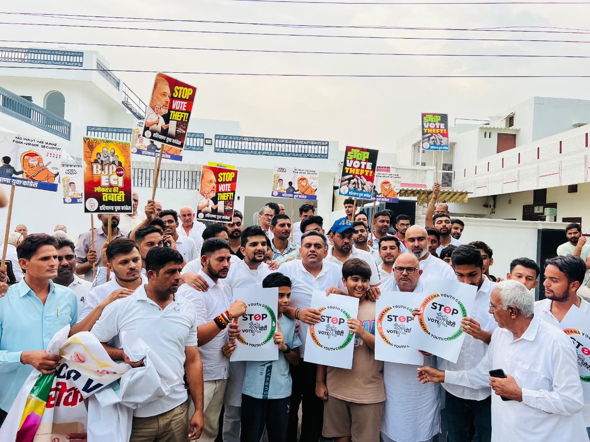 kataria_nishit's tweet image. 📍 जींद
“🚨 STOP VOTE CHORI 🚨” स्टीकर अभियान हरियाणा युवा कांग्रेस ने शहर में जगह-जगह स्टीकर लगाकर चलाया।

✊ संदेश साफ़ है —
🔹 हर वोट की रक्षा होगी
🔹 वोट चोरों की हार होगी
🔹 लोकतंत्र पर कोई डाका नहीं डाल सकेगा

#StopVoteChori #HaryanaYouthCongress #Jind #VoteChori…