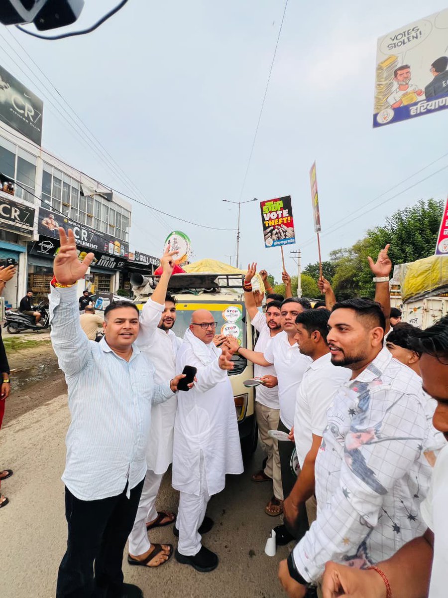 kataria_nishit's tweet image. 📍 जींद
“🚨 STOP VOTE CHORI 🚨” स्टीकर अभियान हरियाणा युवा कांग्रेस ने शहर में जगह-जगह स्टीकर लगाकर चलाया।

✊ संदेश साफ़ है —
🔹 हर वोट की रक्षा होगी
🔹 वोट चोरों की हार होगी
🔹 लोकतंत्र पर कोई डाका नहीं डाल सकेगा

#StopVoteChori #HaryanaYouthCongress #Jind #VoteChori…