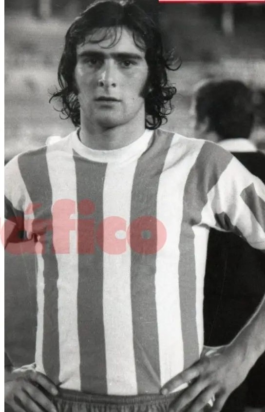 NDGDKempes's tweet photo. #MarioKempes Instituto Atlético Central Córdoba.
#IACCC ⚪️🔴 #NoDigaGolDigaKempes ⚽️
Foto restaurada a color por @andythephotoDr https://t.co/Dll2gosOvv