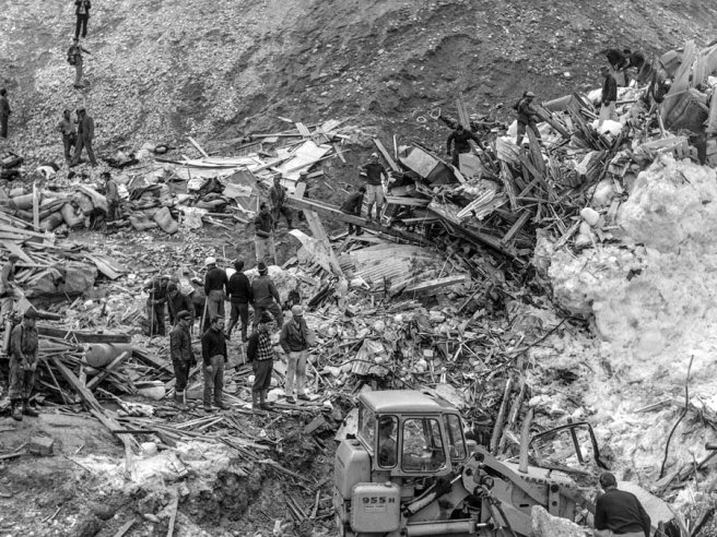 pierofassino's tweet photo. #30agosto1965: una enorme slavina di ghiaccio precipita sul cantiere della diga di #Mattmark in Svizzera. 88 lavoratori, di cui 56 italiani, perdono la vita. A 10 anni da Marcinelle fu un'altra tragedia dell'emigrazione italiana. Non dimentichiamo le sofferenze e i dolori di chi lasciò il proprio Paese per cercare lavoro e vita dignitosa per sé e propri figli. E sia monito ad agire perché il lavoro sia tutelato e sicuro