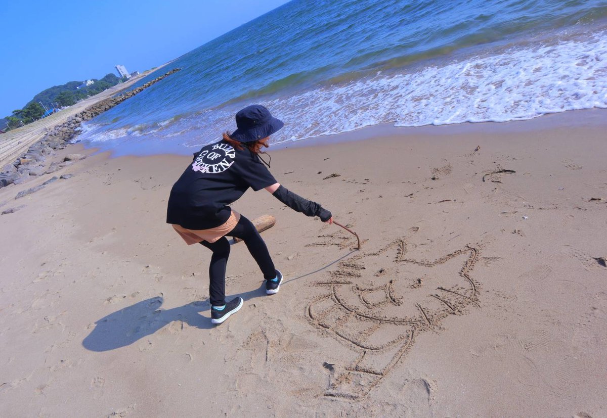 海岸をドライブして砂浜へ🚗💨🌊
ちびニコルの夏の旅🐱🐱🌊☀
可愛い写真撮れた〜😍お気に入り💗

レトロなCafeで飲んだシーグラスフロートが美味しすぎて🍡🐰大絶賛💓

そんな中息子sは海ではしゃいでしっかりザブン🌊してて着替えもってきてよかった〜😂👕👕🌊

*2025.8.28*
#BUMPOFCHICKEN
#夏休み