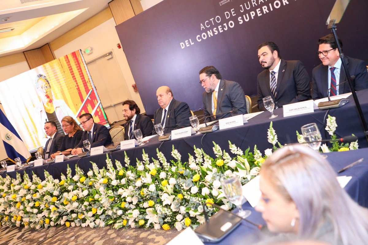 impactossv's tweet photo. Consejo Superior del Trabajo sesionará para abordar temas estratégicos nacionales

El próximo martes se llevará a cabo una sesión del Consejo Superior del Trabajo (CST), con el propósito de discutir los temas estratégicos más relevantes para el país.

Los acuerdos que se alcancen en este órgano tripartito serán remitidos al Presidente de la República, Nayib Bukele, para su valoración y la toma de decisiones correspondientes.

El CST se consolidará como un bien público y un símbolo de unidad nacional, en el que nadie quedará fuera. Su misión principal será transformar los consensos en acciones concretas que fortalezcan la economía y el desarrollo social de El Salvador.