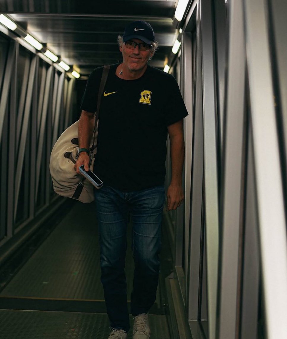 الاتحاد يبدأ مشوار المحافظة على اللقب اليوم أمام الأخدود والفوز سيهدئ الأوضاع نسبيا أما أي نتيجة أخرى ستصعب الأمور في العميد وستزيد ضغوط الجماهير لإبرام الصفقات
من وجهة نظري العمل الاحترافي لايتأثر بالنتائج الوقتية والتعاقدات باتت ضرورة ملحة في ظل رفع سقف الاستقطابات من المنافسين