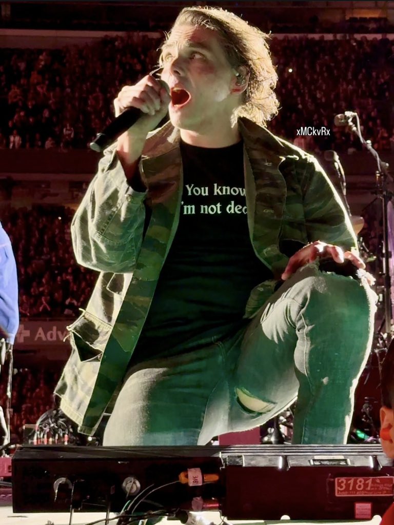 geethighs's tweet photo. + extra thighs today from #MCRCHICAGO (from xmckvrx on IG) https://t.co/4oFGIV9yBM