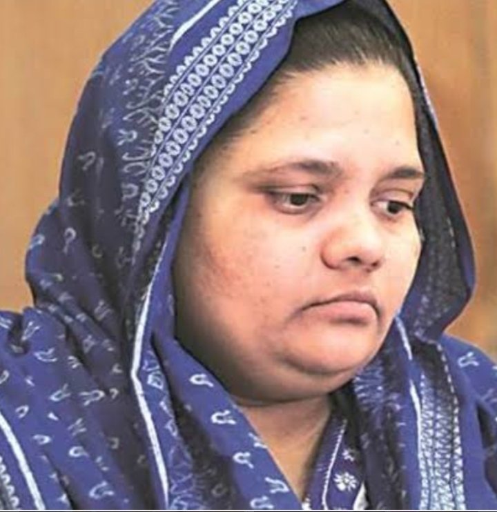 " इसकी बेटी को पटक दे फर्श पर,
पत्थर से कुचल सर इसका ".

ये शब्द थे उन दंगाइयों के, जो 3 मार्च 2002 को गुजरात के रंधिकपुर में बिल्किस बानो के घर में घुसे थे...

2 मिनट समय निकाल कर पढियेगा. 🙏

18 लोग मिलकर एक महिला के कपड़े फाड़ते हैँ 
सामूहिक बलात्कार को अंजाम देते हैँ.

उसमें