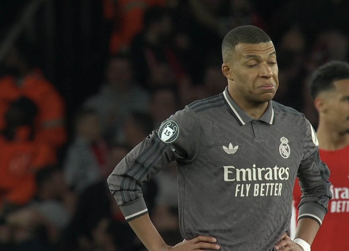 ke Moloto Mohlaloga,setlogolo sa Bakone (@makgabo_molot) on Twitter photo The foul happened outside the box , Referee awarded Sundowns penalty ,yeah neh Betway officials are rubbish week in and week out... The foul happened outside the box , Referee awarded Sundowns penalty ,yeah neh Betway officials are rubbish week in and week out...