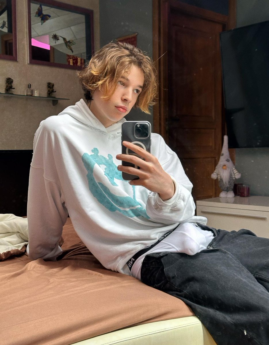 Say “dm” if you’d marry me💙