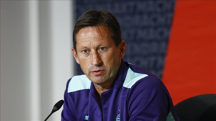 Zaten siz futbolu iyi yönetseydiniz 8 senede en azından 1 kere şampiyon olurdunuz.!!!!
O yüzden boşuna umutlanmışım.!!!
Şimdide başımıza mental olarak bitmiş 1 senedir futbolla ilgili olmayan Çinden bile kovulmus Roger Schmidt'i getirecekler.
İSMAİL KARTAL dururken.!!!!!