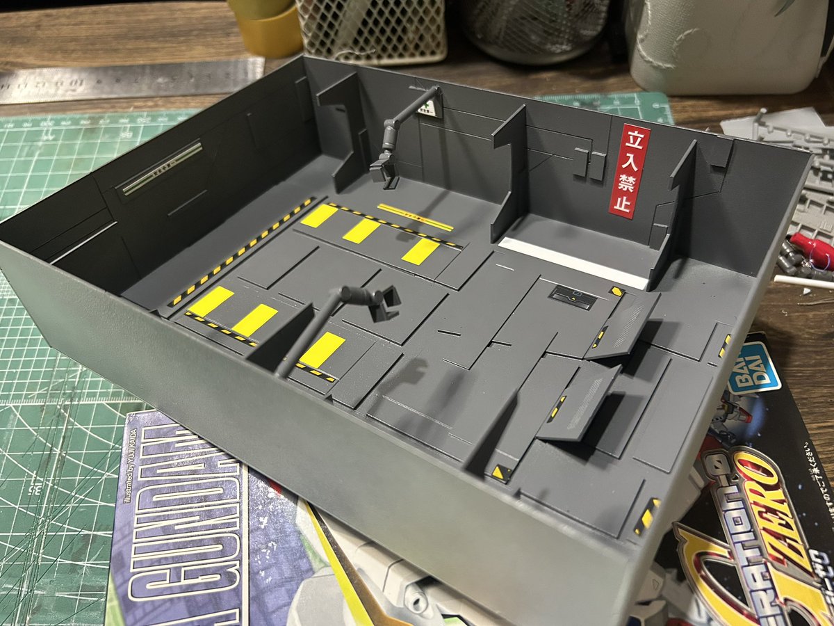 子供の頃、ガンプラの箱を格納庫に見立てて遊んでた、あの頃の空想を、大人になった今こうして形にしてみました。

「箱の中が僕の宇宙」だったあの感覚、わかる人います？

SDΖガンダム作り途中だけど共感ほしくてポスト笑
#ガンプラ #ゼータガンダム #Gジェネ #プラモデル #ガンプラ好きと繋がりたい