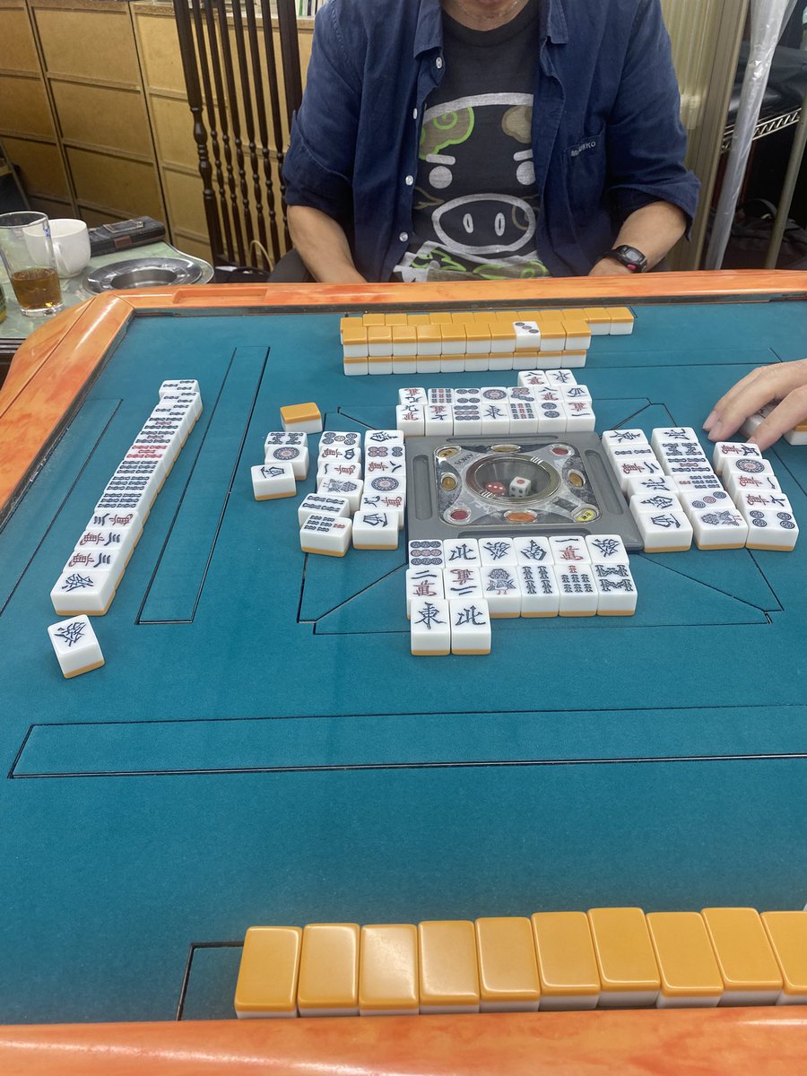 TanigerWoods's tweet photo. 五十というとても尊い数の歳になってからの初戦
一日に役満二回
四暗刻親ツモと四暗刻単騎ツモ
どちらも隣のおじさん https://t.co/Tw4sStvhSn