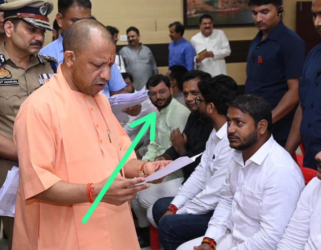 मुख्यमंत्री जी आज वाराणसी में जनता दरबार लगाए, और जनता के नाम पर ज्यादा तर भाजपा के कार्यकर्ता थे , मुख्य रूप से मंत्री अनिल राजभर के प्रतिनिधि संजय सिंह दिख रहे है, 

पीछे बात करते मंत्री विधायक की मुस्कुराहट बता रही है के कितने चालाकी से मुख्यमंत्री को भी ये मंत्री घुमा रहे है