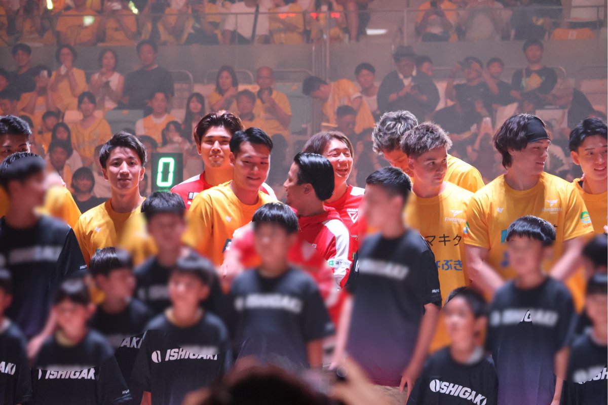 nanaw293's tweet photo. 一直線にかつみのところ行って
手引っ張ってきて肩に腕回し
お前も回せと肩組ませて
ニコニコしてたとがぴ可愛かった☺️☺️
可愛い弟だよね〜😚
ピントどうしたもんか🫩
#香川ファイブアローズ
#富樫勇樹
#高橋克実 https://t.co/F9nBqybweo
