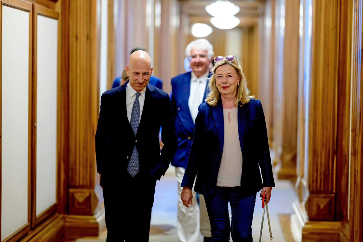 Der eine kommt, der andere geht: Ich habe mit dem neuen und dem scheidenden Gouverneur der @OeNB, Martin Kocher <a href="/MagratheanTimes/">Martin Kocher</a> (links) und Robert Holzmann (im Hintergrund), ein etwas anderes Doppelinterview für die #KroneBunt geführt. Foto: Imre Antal