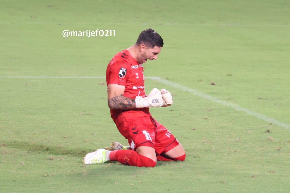 試合終了のホイッスルが鳴った直後、ガッツポーズのスアレス選手！
「毎試合、MVPはスアレス選手だと思うんだよね」って友達。力強く頷く私。
本当に、ジェフはスアレス選手の神セーブのお陰で今の順位にいるんだよ！
ありがとう☆
2025.8.30
#jefunited 
#ジェフ千葉