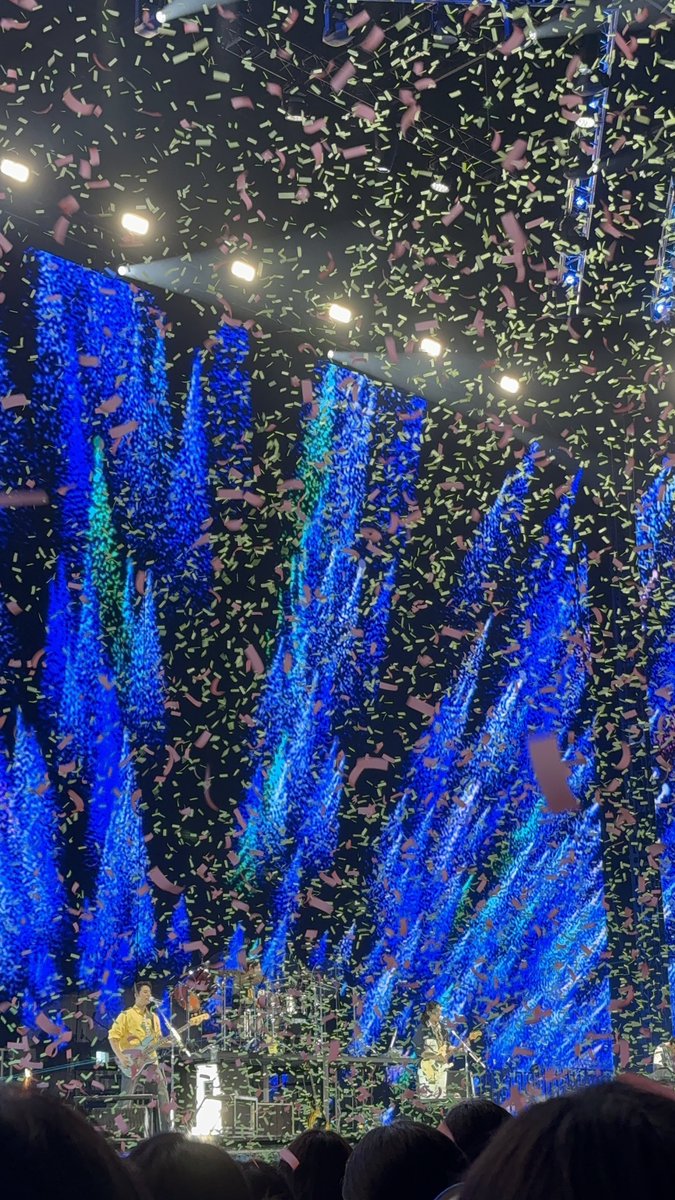 이번 공연도 컨페티 너무 예뻤다..🥺