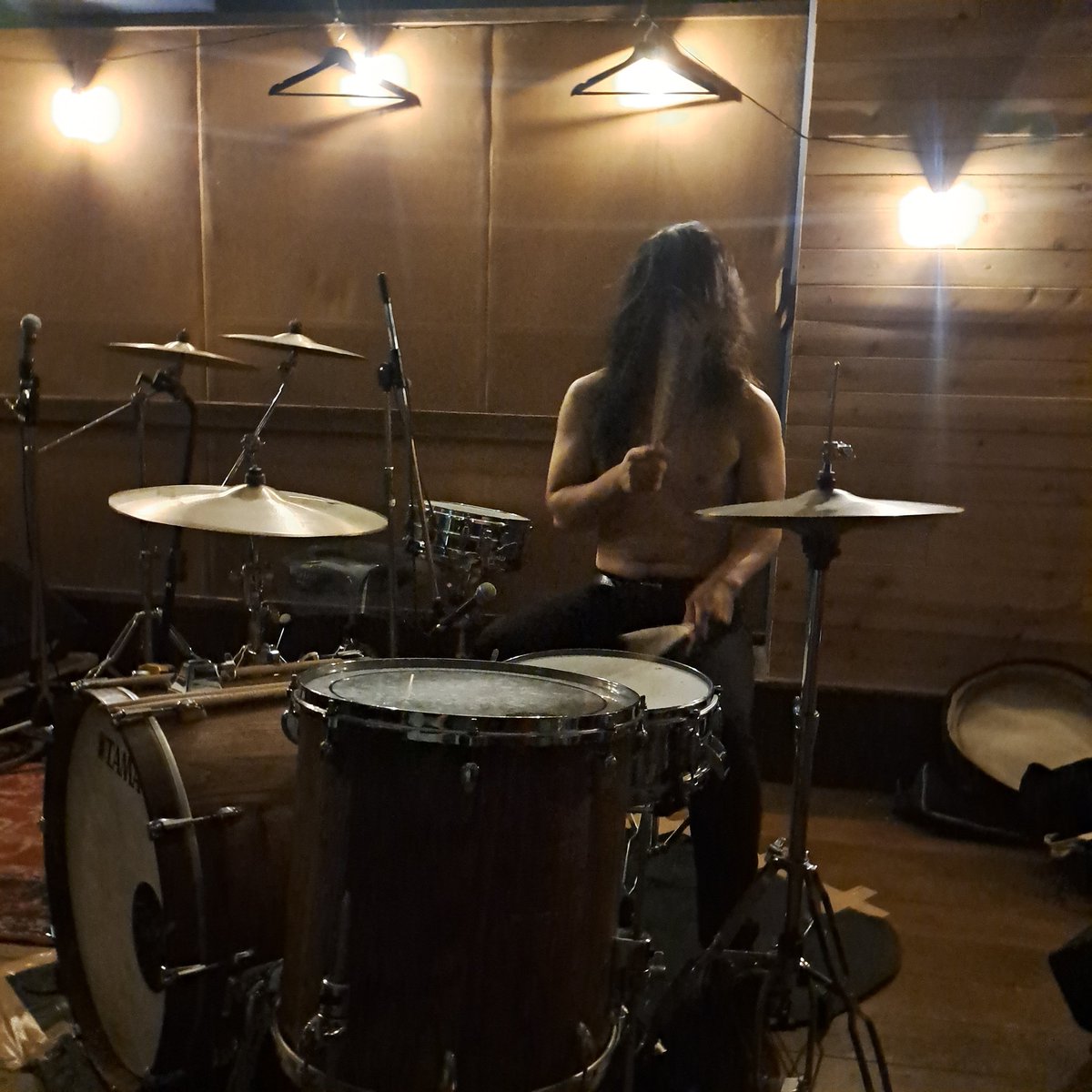 はしごして、人差し指がなくなるまでは2025
オータムスとエチュバリア！
ひさしぶりのオータムス、一瞬で終わっちゃう体感で楽しくてあっという間だった😆
エチュバリア、密度の濃いスタジオが相まって重低音が刺さりまくって音が気持ちいいし、めちゃめちゃカッコ良かった！
こちらも最高な大阪組🫶✨