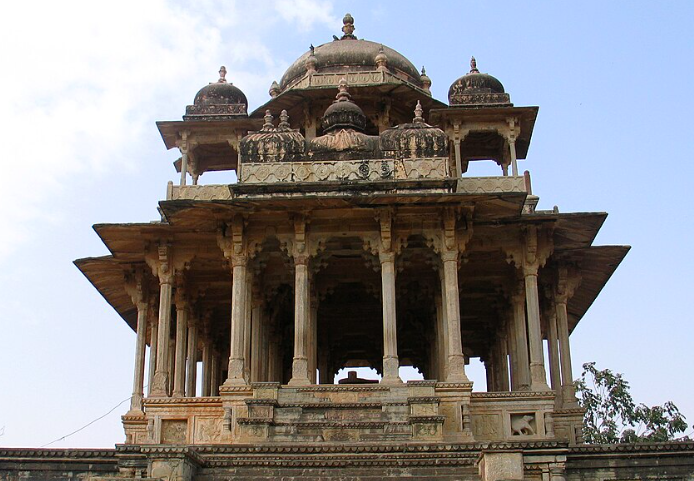 dheerajsaksena's tweet photo. @ShivalikToto The concept is so similar to the Chhatris that were erected to honor Rajput kings. Take this 17th century monument from Bundi for instance - the Chauraasi Khambo Ki Chhatri #Thakkura #Veeragal #Savanteshwara #Tilavalli #Karnataka , #Chhatri #Hada #Bundi #Rajasthan https://t.co/wWbfXpv5jB